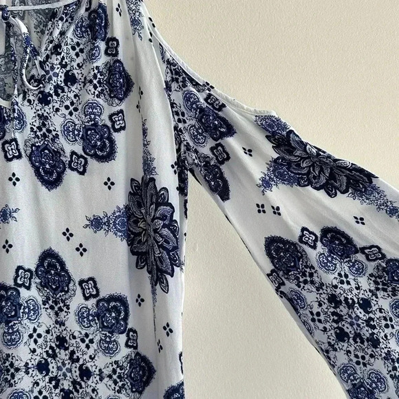 Forever 21 Contemporary Blue Floral Cold Shoulder Bell Sleeve Dress, Size XS - Picture 13 of 16